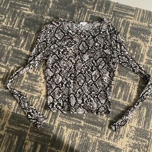 Black and White Long Sleeve Tee for Effortless Style